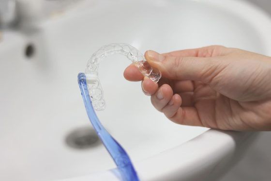 cómo limpiar Invisalign