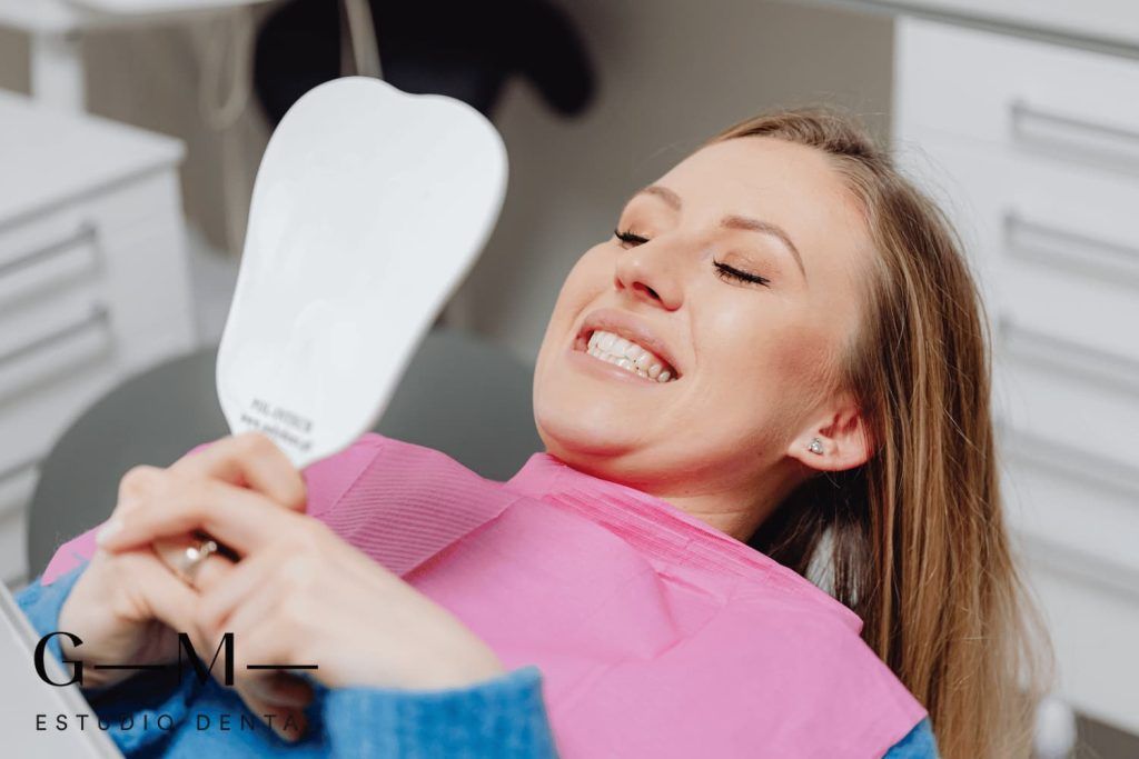 Mujer probando los tipos de prótesis dentales en Chamberí